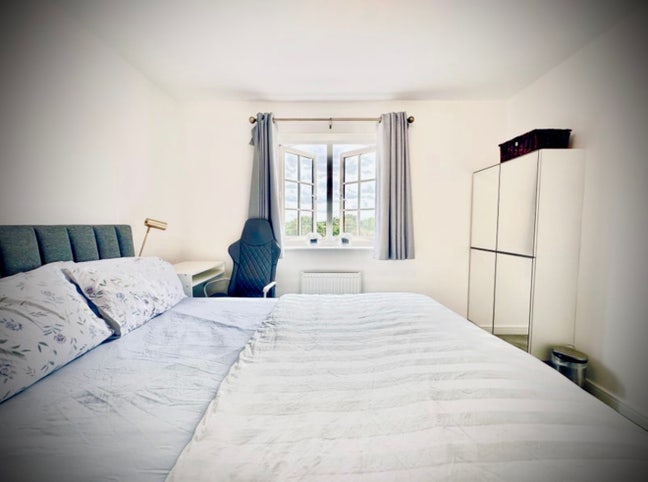 Fully furnished double room with parking& kitchen  Main Photo