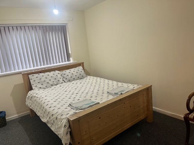 Two rooms in house share close to amenities  Main Photo