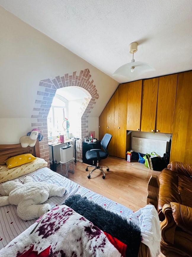 Bed space available for a female  Main Photo