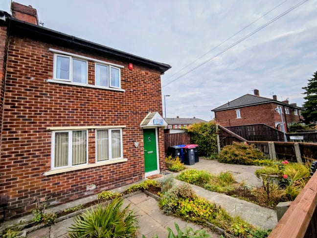 2 Bed House Garden to Rent in Salford Manchester Main Photo