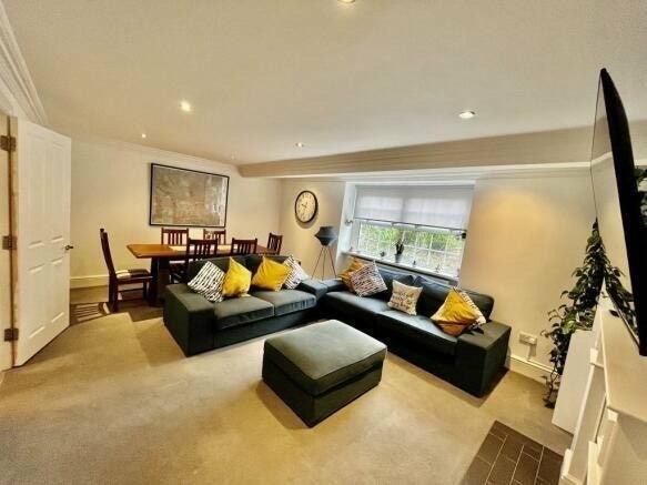 1 double room available - £935 incl bills  Main Photo