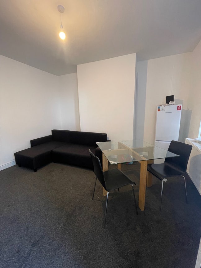 Single Room Available for Move in Now Main Photo