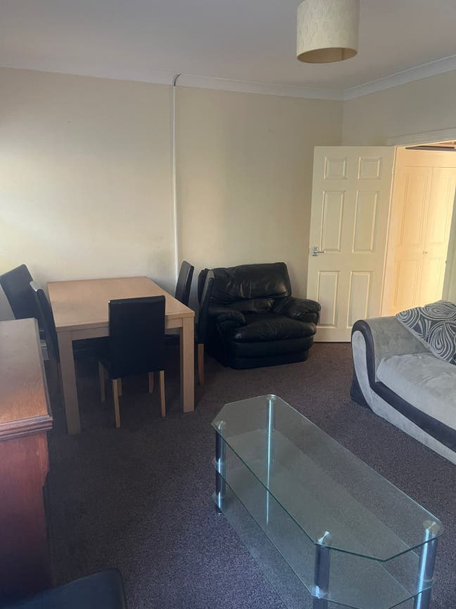 Spacious 1 Bedroom Flat Close to Town Centre! Main Photo