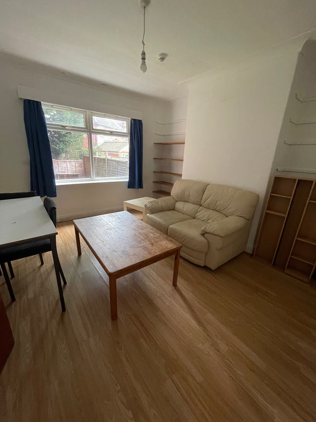 Headingley Rooms to Rent Available Now Main Photo