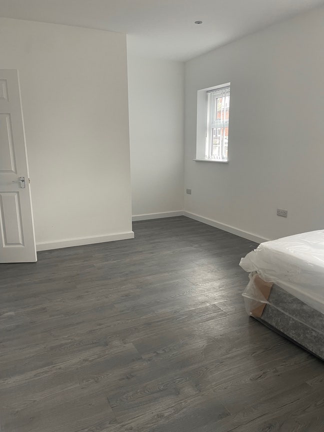 Stunning Room Available in LS8 Main Photo
