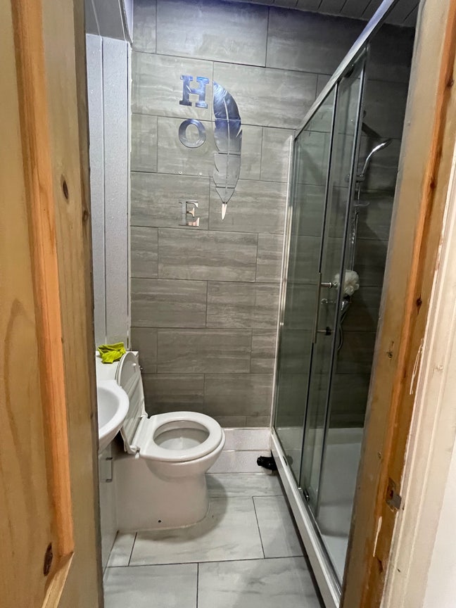 Ensuite Room Now Available in LS12 Main Photo