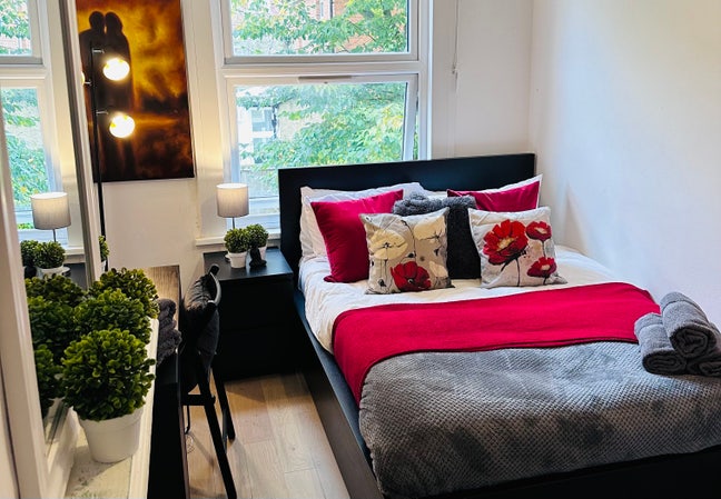 Double Bedroom with En-suite- All bills included  Main Photo