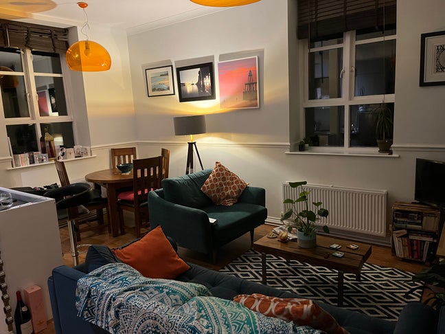 Double Room in Mature Quirky Flat  Main Photo