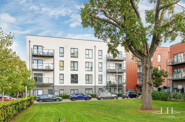 Double Room En-suite Available (Elizabeth Line) Main Photo