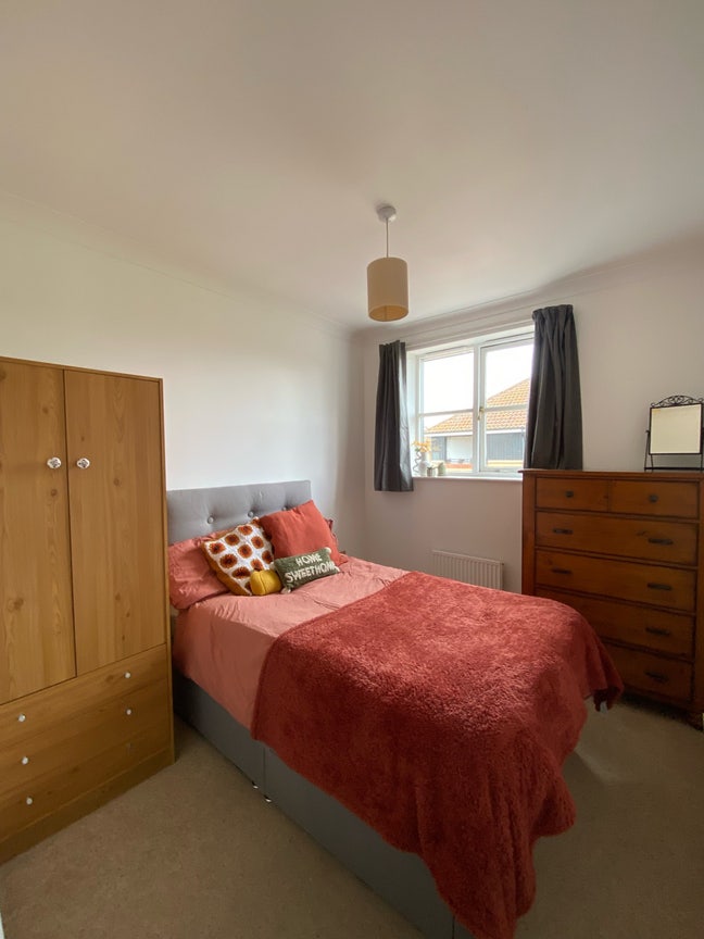 Newly refurbished flat with marina views Main Photo
