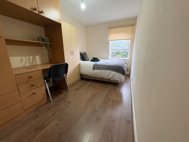 4 Double En-Suite Rooms Available Immediately!! Main Photo