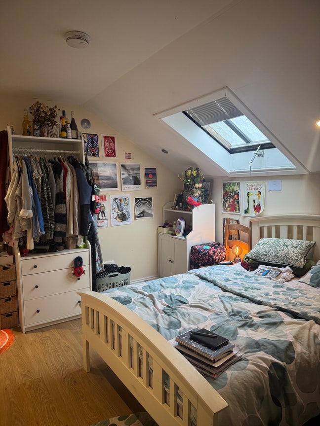 Lovely Room Available in Duplex at Charing Cross Main Photo
