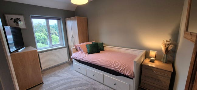 Large single room in village location Main Photo