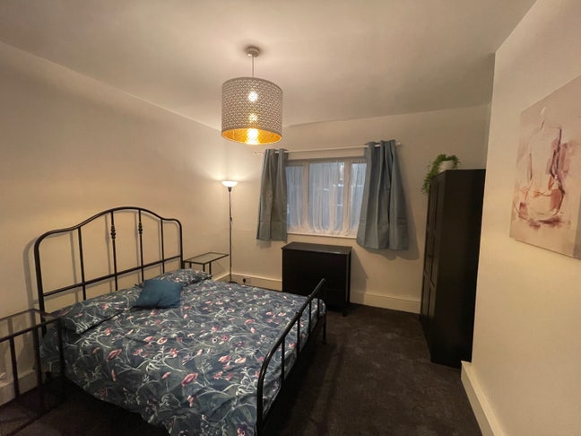 Spacious double room- All bills & Wi-Fi included- Main Photo