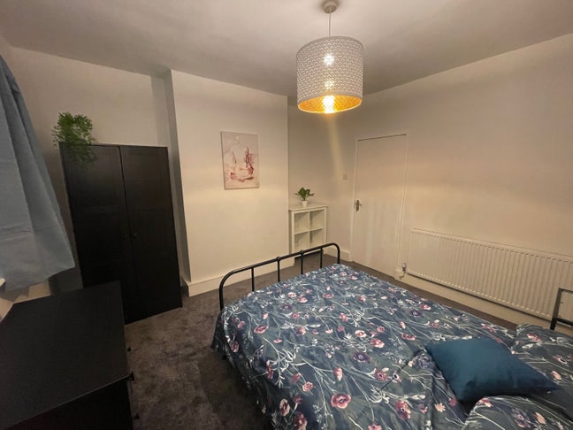 Spacious double room- All bills & Wi-Fi included- Main Photo