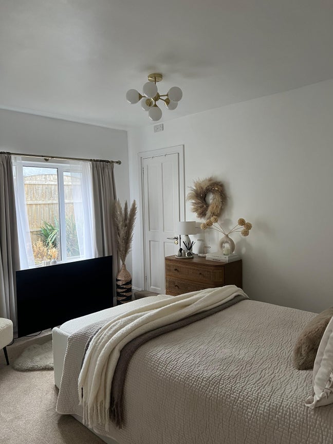 Newly decorated  double room in family home Main Photo