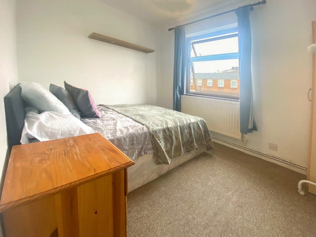 Stratford 3 Rooms Available Now  Main Photo