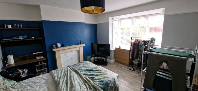 Very Large Bright Room with Bay Window  Main Photo