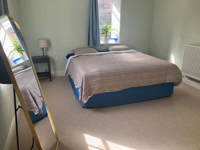 Large bedroom in House to share- in good location Main Photo