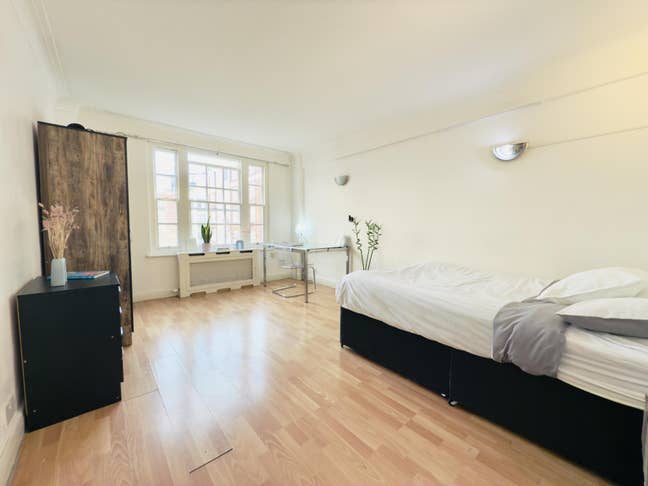 Bright & large room with 24h reception |Marylebone Main Photo