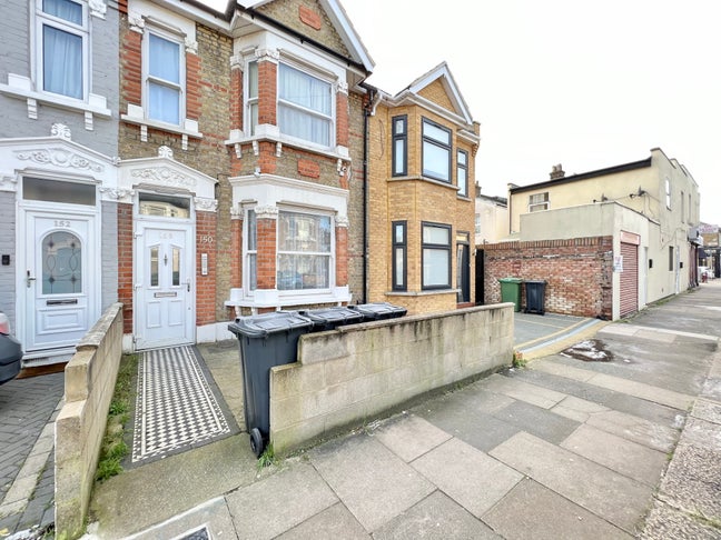 En-suite Room/Studio, Mortlake Road, Ilford IG1 Main Photo