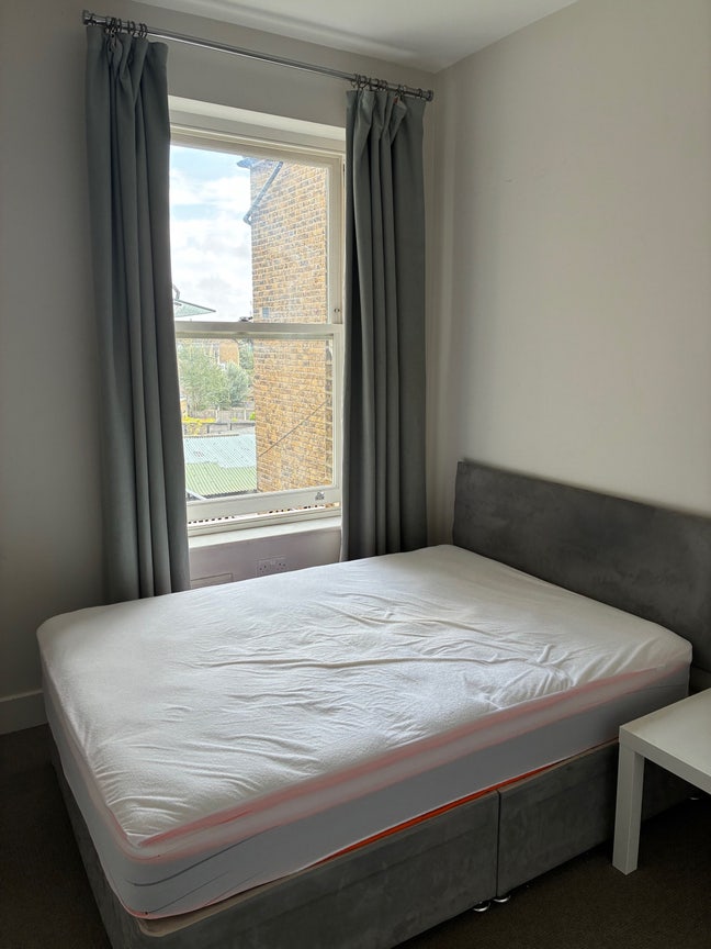 Bright double room in clean and modern flat! Main Photo