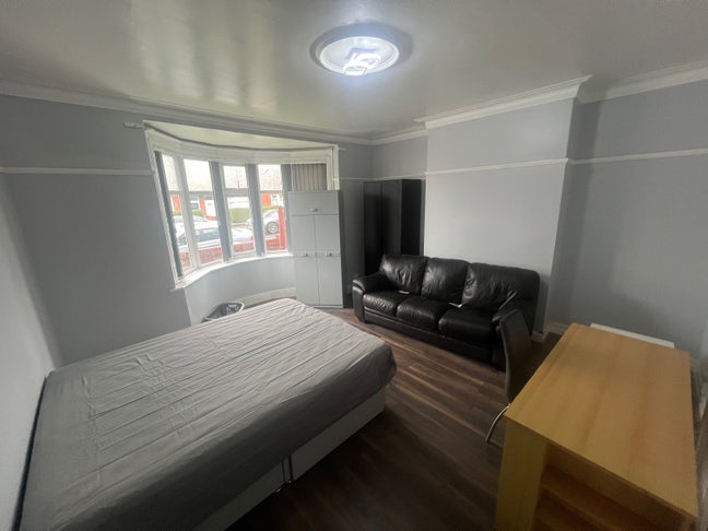 Master Bedroom Available  Main Photo