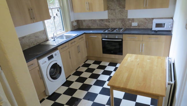 Double Room in Shared Student House Available Now Main Photo