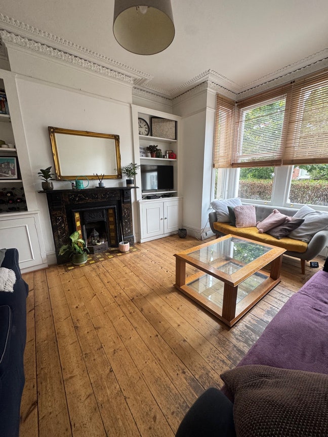 Large Double Bedroom in a Sociable Clapham House Main Photo