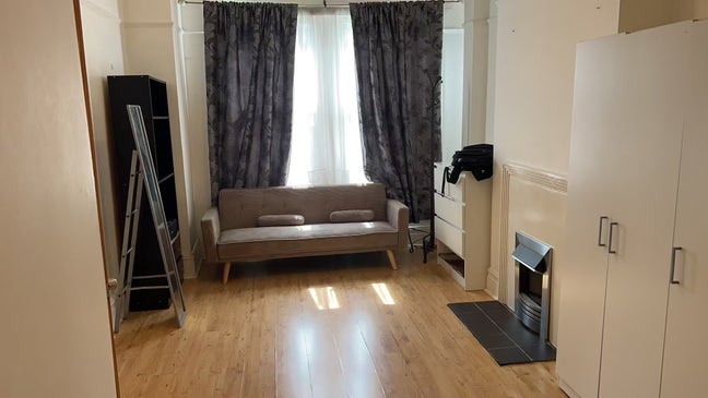  Large double room and for one person to rent  Main Photo