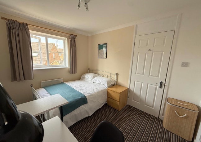 Lovely Double Room Available . Main Photo