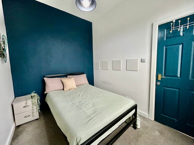 Modern Double Room in the Centre of Huddersfield Main Photo