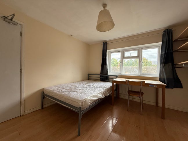 Large double room in town centre location Main Photo