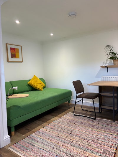En-suit double bed room with separate entrance Main Photo