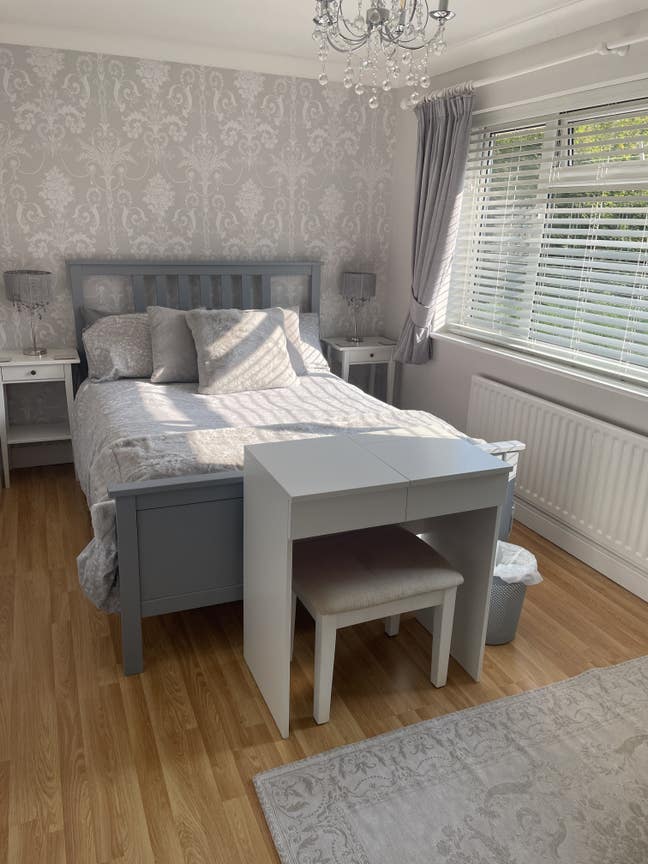 Double room in modern family home Main Photo