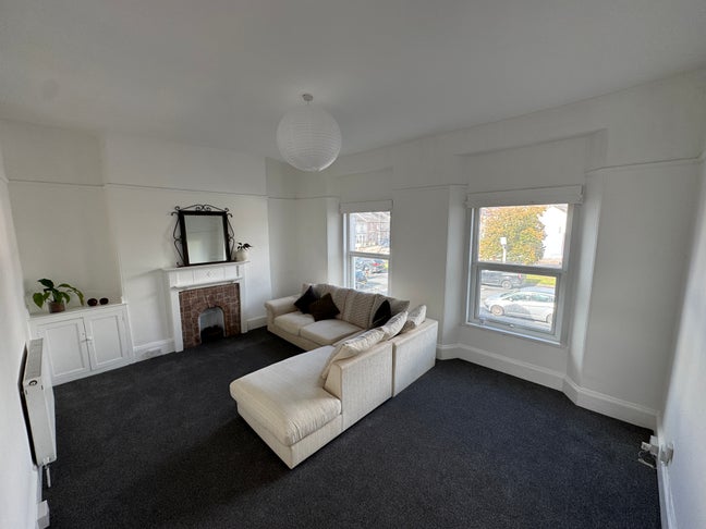 Large sunny refurbished 2 bed flat Exeter St Main Photo