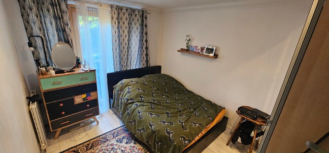 Large double bed. Ensuit.  In2bedroom flat Main Photo