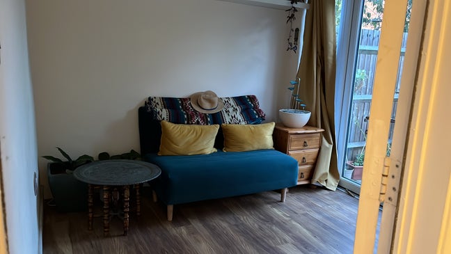 Beautiful Garden Room Studio: kitchen & bathroom  Main Photo