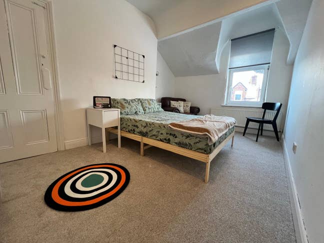 Bright Double Room in Front of Station Main Photo