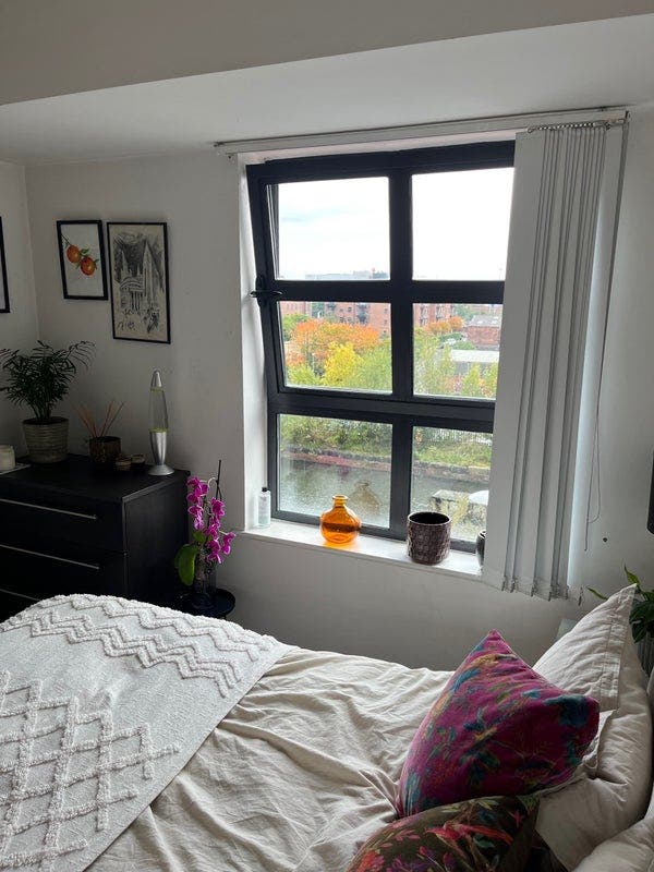 Flat on Ducie Street overlooking the canal Main Photo
