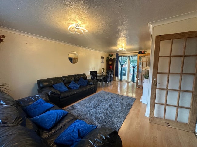 4 Bed End Terrace House Main Photo