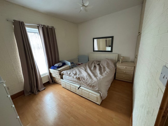 Amazing furnished shared room available females  Main Photo