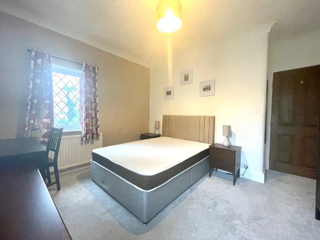 Double bedrooms available in a very spacious house Main Photo