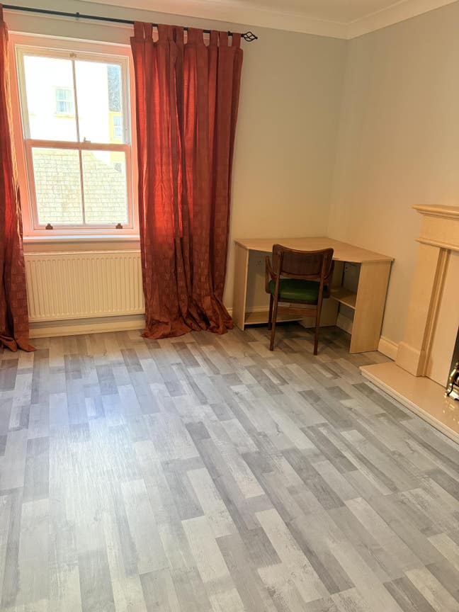 Single room in modern House St Austell. Main Photo
