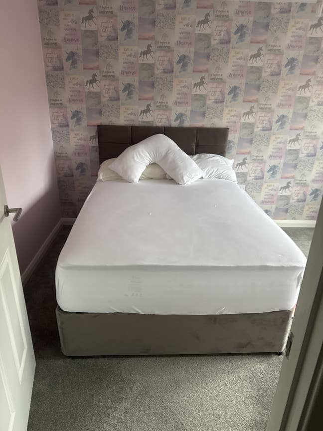 Double room to rent 3bed house near town centre.  Main Photo