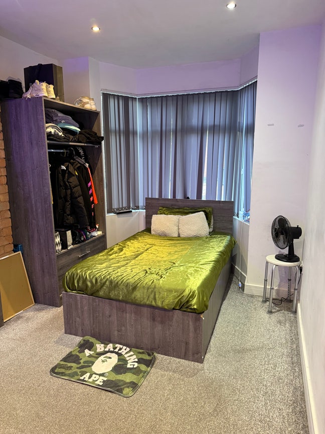 One Room in 5 Bedroom House. 3 bathrooms Main Photo