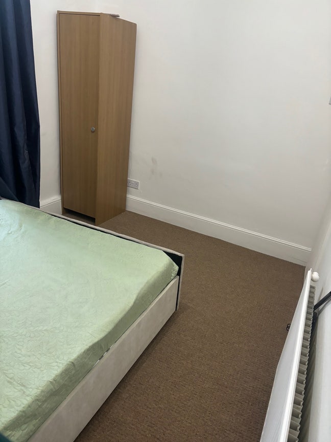 One furnished double room to rent in Essex Main Photo