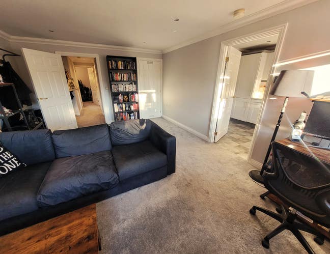 Single / Small Double Room in Newly Renovated Flat Main Photo