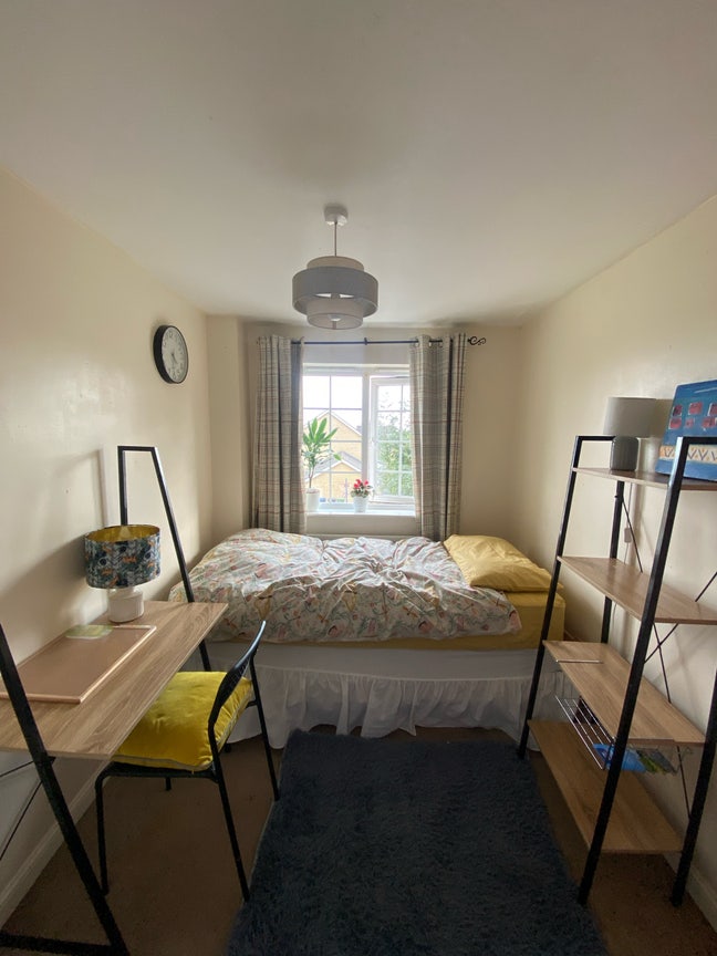 Lovely furnished single room in Peaceful Home  Main Photo