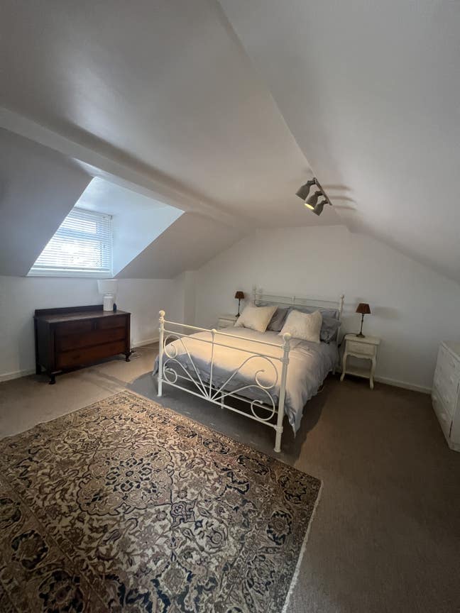 Redland Lrg Double Ensuite and Private Living area Main Photo